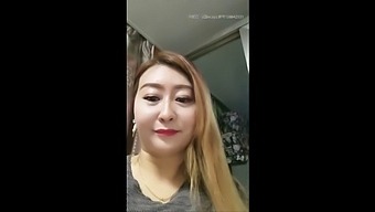 成熟的亚洲妈妈在继母角色中的高清视频