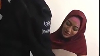 成熟的阿拉伯美女勾引和干她的继子