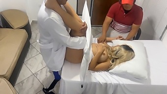 我的妻子接受了一次妇科检查,但我怀疑医生正在和我做爱,她很享受。不适用任何规则(Ntr)日本视频