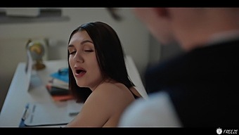 高清视频:幸运的学生和他美丽的老师做爱,他及时被卡住了