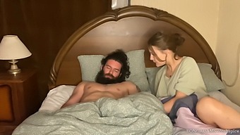 继母的口交技巧导致了独家内射
