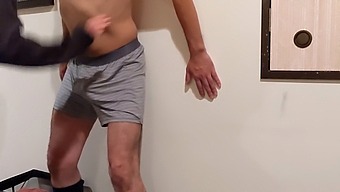 女伴用幽默和俏皮的力量挑逗和嘲弄男伴的敏感地带!