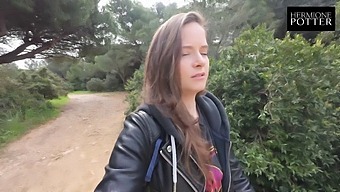 一对德国夫妇在克罗地亚普拉的旅程,在一个相当露骨的旅行视频日志中。