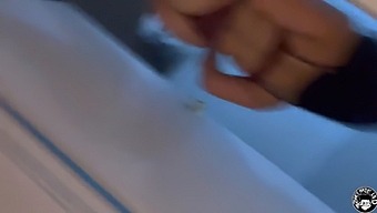 大胸继母在父亲上班时勾引她的继子。