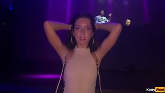 公共浴室与棕发美女的邂逅