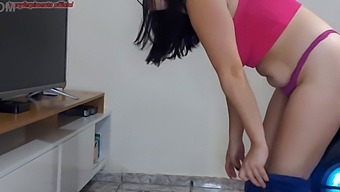 惊人的继女的舞蹈表演导致了强烈的阴道渗透欲望