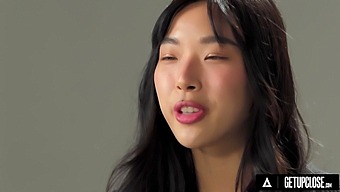 Elle Lee的独自高潮之旅的亲密探索