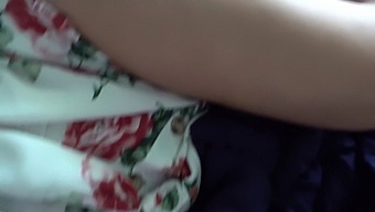 布里安娜·比奇,这个独身的熟女继母,拥有大屁股,在这部幻想视频中被手指插入和操弄。