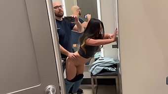 美丽的亚洲女人在高清色情电影中在商店的更衣室里诱惑。
