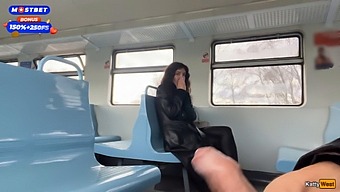 一个男人在公共火车上帮我达到高潮,然后带着精液在火车车厢里走来走去。